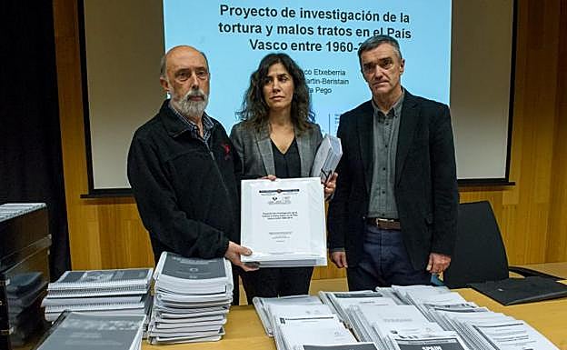 Francisco Etxeberria, Laura Pego y Jonan Fernández, en el acto de presentación del informe.