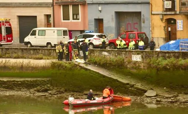 Momento en el que los Bomberos rescatan el cadáver.