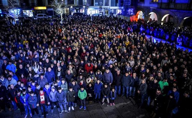 Una multitudinaria concentración en la plaza del Ayuntamiento mostró su solidaridad con la familia de Ibon Urrengoetxea.