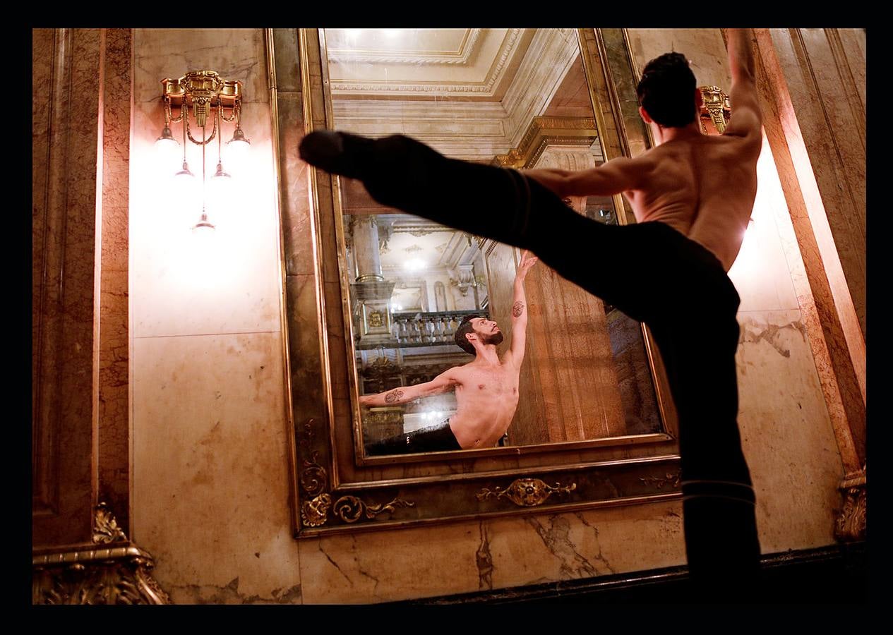 Los trabajadores del Teatro Municipal de Río, uno de los más prestigiosos de América Latina, dependen directamente del Estado de Río de Janeiro, que el pasado mes de julio decretó la situación de "calamidad financiera" para todo su territorio. La situación ha llegado a tal extremo que algunas bailarinas del ballet del teatro buscan dinero extra limpiando casas de amigas y el primer bailarín, Filipe Moreira, tuvo que vender su coche y ahora usa el de su madre para trabajar como conductor de Uber. El pasado primero de mayo se representó la ópera Norma, de Bellini, en forma de concierto, porque el coro debía ir a las funciones todos los días y no tienen dinero para desplazarse.