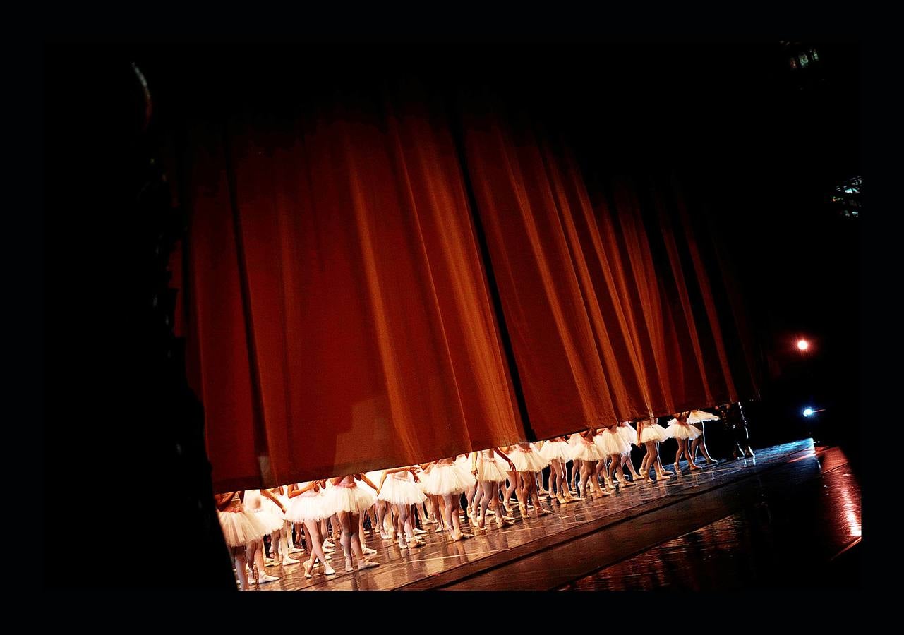 Los trabajadores del Teatro Municipal de Río, uno de los más prestigiosos de América Latina, dependen directamente del Estado de Río de Janeiro, que el pasado mes de julio decretó la situación de "calamidad financiera" para todo su territorio. La situación ha llegado a tal extremo que algunas bailarinas del ballet del teatro buscan dinero extra limpiando casas de amigas y el primer bailarín, Filipe Moreira, tuvo que vender su coche y ahora usa el de su madre para trabajar como conductor de Uber. El pasado primero de mayo se representó la ópera Norma, de Bellini, en forma de concierto, porque el coro debía ir a las funciones todos los días y no tienen dinero para desplazarse.