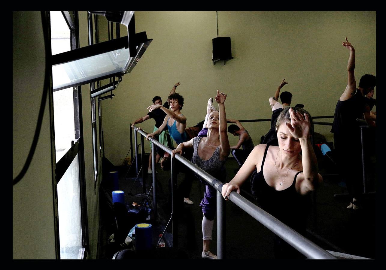 Los trabajadores del Teatro Municipal de Río, uno de los más prestigiosos de América Latina, dependen directamente del Estado de Río de Janeiro, que el pasado mes de julio decretó la situación de "calamidad financiera" para todo su territorio. La situación ha llegado a tal extremo que algunas bailarinas del ballet del teatro buscan dinero extra limpiando casas de amigas y el primer bailarín, Filipe Moreira, tuvo que vender su coche y ahora usa el de su madre para trabajar como conductor de Uber. El pasado primero de mayo se representó la ópera Norma, de Bellini, en forma de concierto, porque el coro debía ir a las funciones todos los días y no tienen dinero para desplazarse.