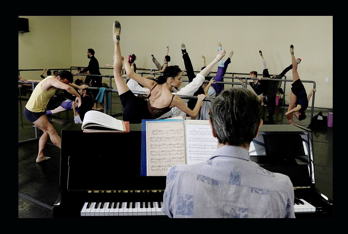 Los trabajadores del Teatro Municipal de Río, uno de los más prestigiosos de América Latina, dependen directamente del Estado de Río de Janeiro, que el pasado mes de julio decretó la situación de "calamidad financiera" para todo su territorio. La situación ha llegado a tal extremo que algunas bailarinas del ballet del teatro buscan dinero extra limpiando casas de amigas y el primer bailarín, Filipe Moreira, tuvo que vender su coche y ahora usa el de su madre para trabajar como conductor de Uber. El pasado primero de mayo se representó la ópera Norma, de Bellini, en forma de concierto, porque el coro debía ir a las funciones todos los días y no tienen dinero para desplazarse.