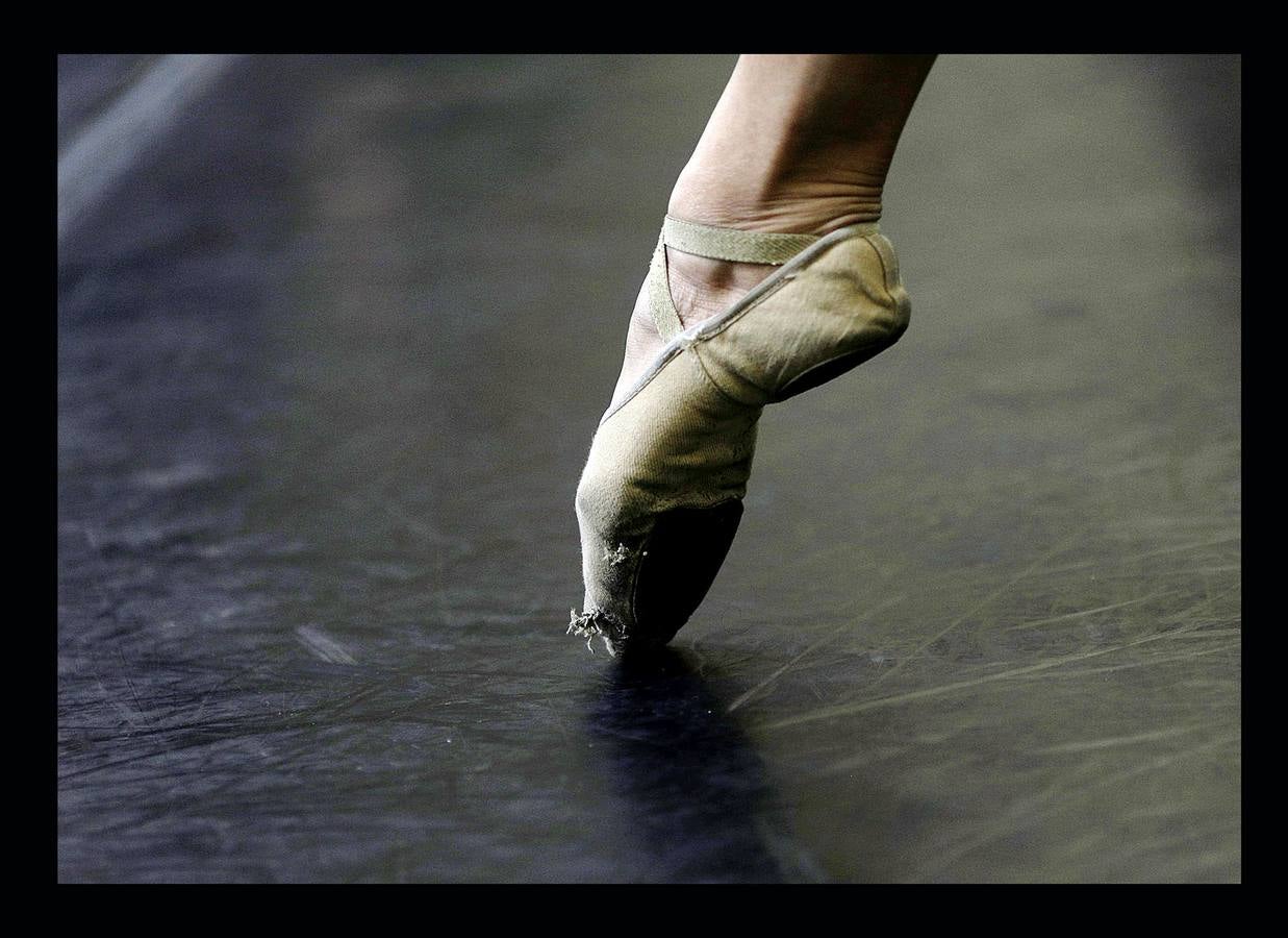 Los trabajadores del Teatro Municipal de Río, uno de los más prestigiosos de América Latina, dependen directamente del Estado de Río de Janeiro, que el pasado mes de julio decretó la situación de "calamidad financiera" para todo su territorio. La situación ha llegado a tal extremo que algunas bailarinas del ballet del teatro buscan dinero extra limpiando casas de amigas y el primer bailarín, Filipe Moreira, tuvo que vender su coche y ahora usa el de su madre para trabajar como conductor de Uber. El pasado primero de mayo se representó la ópera Norma, de Bellini, en forma de concierto, porque el coro debía ir a las funciones todos los días y no tienen dinero para desplazarse.