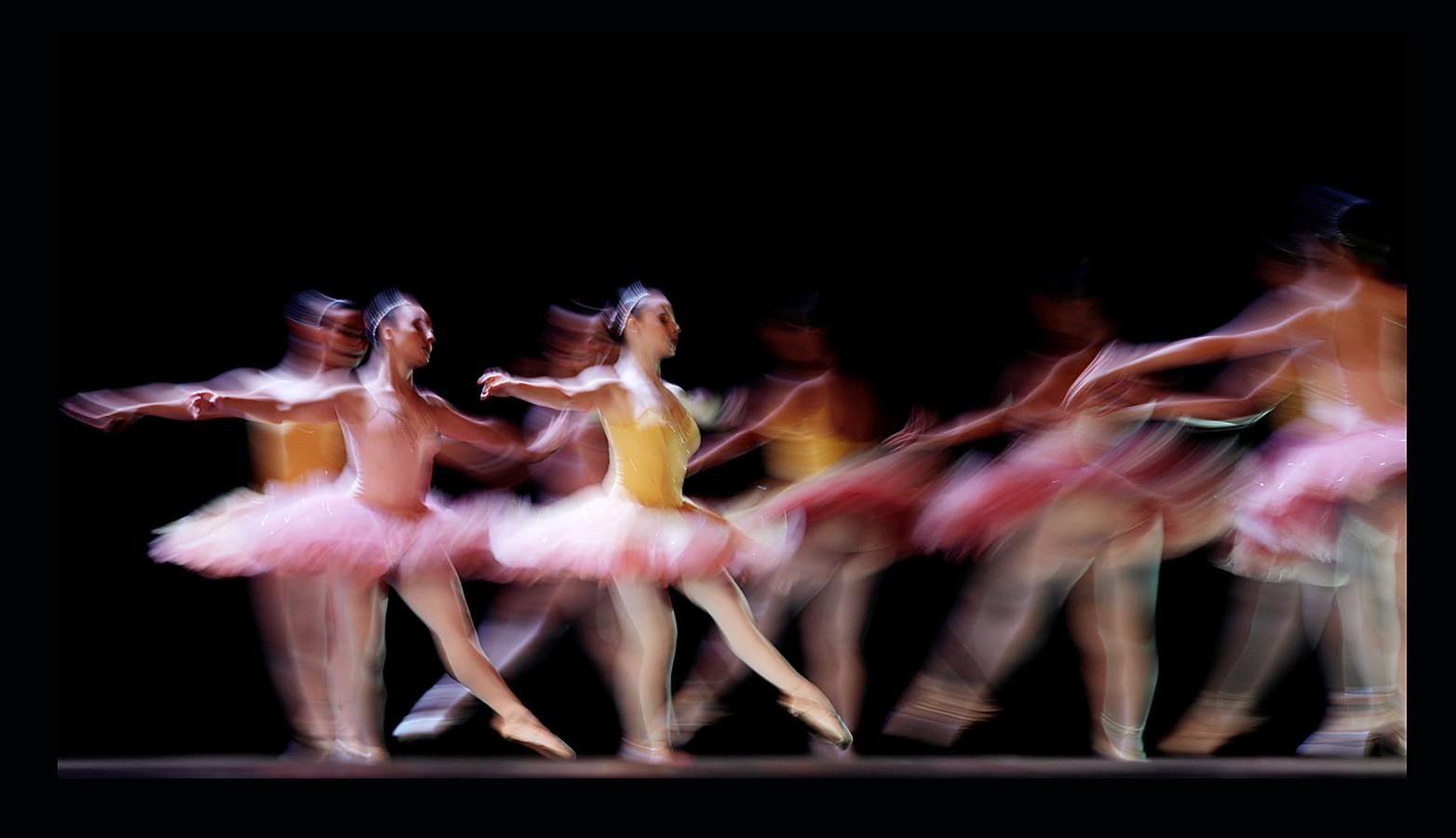 Los trabajadores del Teatro Municipal de Río, uno de los más prestigiosos de América Latina, dependen directamente del Estado de Río de Janeiro, que el pasado mes de julio decretó la situación de "calamidad financiera" para todo su territorio. La situación ha llegado a tal extremo que algunas bailarinas del ballet del teatro buscan dinero extra limpiando casas de amigas y el primer bailarín, Filipe Moreira, tuvo que vender su coche y ahora usa el de su madre para trabajar como conductor de Uber. El pasado primero de mayo se representó la ópera Norma, de Bellini, en forma de concierto, porque el coro debía ir a las funciones todos los días y no tienen dinero para desplazarse.