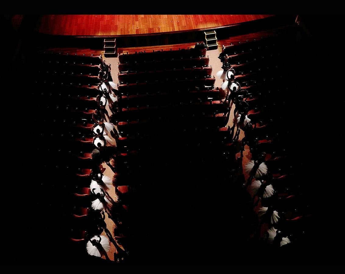 Los trabajadores del Teatro Municipal de Río, uno de los más prestigiosos de América Latina, dependen directamente del Estado de Río de Janeiro, que el pasado mes de julio decretó la situación de "calamidad financiera" para todo su territorio. La situación ha llegado a tal extremo que algunas bailarinas del ballet del teatro buscan dinero extra limpiando casas de amigas y el primer bailarín, Filipe Moreira, tuvo que vender su coche y ahora usa el de su madre para trabajar como conductor de Uber. El pasado primero de mayo se representó la ópera Norma, de Bellini, en forma de concierto, porque el coro debía ir a las funciones todos los días y no tienen dinero para desplazarse.