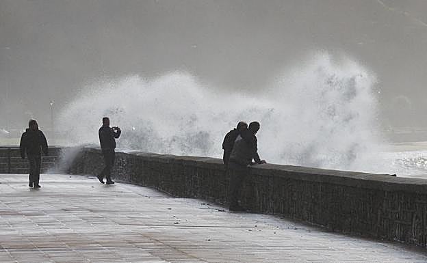 Las olas golpean los muros del paseo de Ereaga en Getxo