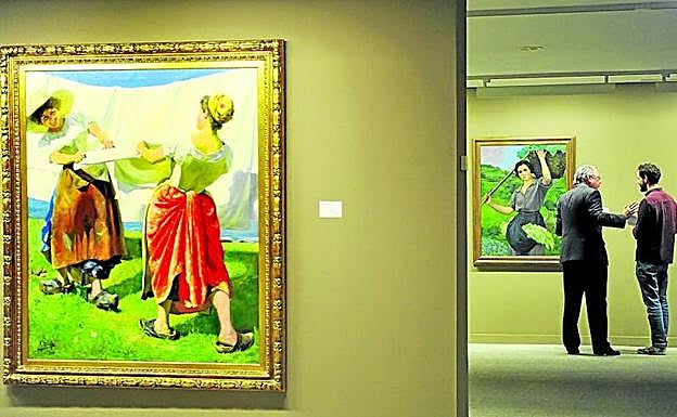 En primer plano el cuadro ‘Estirando la ropa’ (1916), una de las obras inéditas de la muestra. A la derecha, pinturas de su última etapa. 