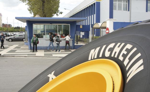 Operarios de la planta de michelin en Vitoria en el cambio de turno