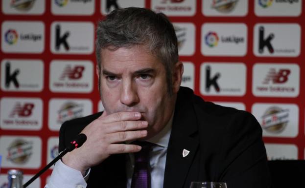 Josu Urrutia, con gesto serio, durante la rueda de prensa de Ibaigane. 