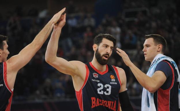 Los jugadores del Baskonia se miden este viernes al CSKA en un nuevo encuentro de Euroliga.