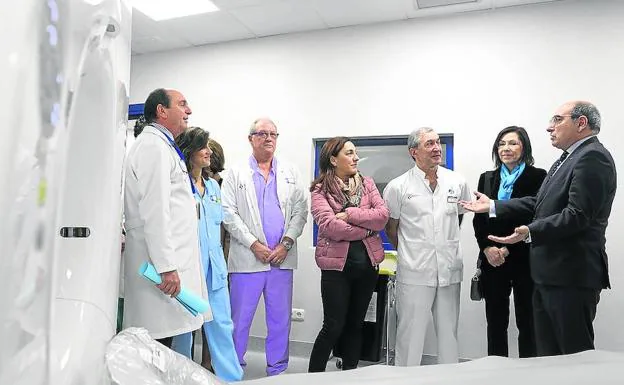 Jon Darpón, a la derecha, en la presentación del nuevo TAC del hospital de Galdakao.