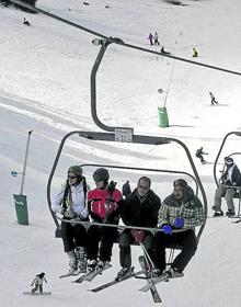 Imagen secundaria 2 - Un grupo de niños juega en Candanchú, un tiro de perros en Baqueira y telesillas que conducen a los deportistas a las pistas de Masella.