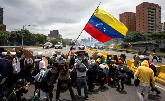 Enfrentamiento entre decenas de manifestantes y la Guardia Bolivariana en Caracas.