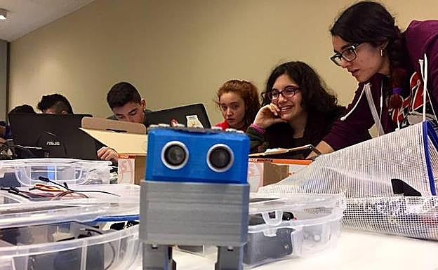 Jóvenes trabajan en los talleres de NerbioiTek. 