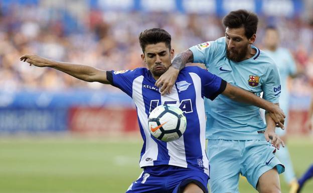 Messi disputa un balón con Enzo Zidane.