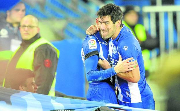 Manu García abraza a Munir después del tanto que el delantero logró ante el Málaga