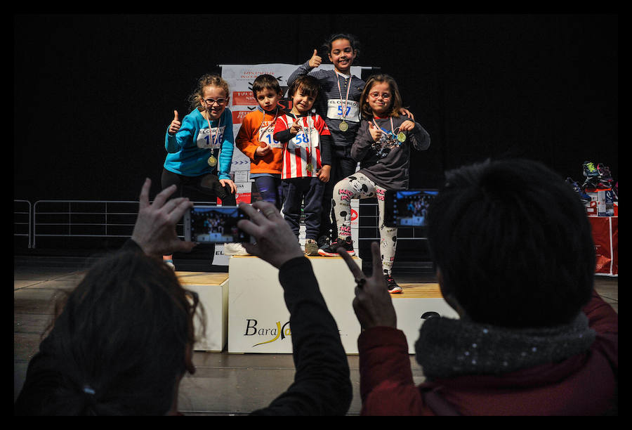 Cientos de corredores aficionados participan en la tradicional fiesta del atletismo de fin de año