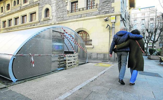 En la trasera del edificio de Correos se ha vuelto a colocar uno de los aparcabicis cubiertos y de pago.