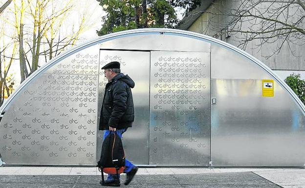 Un hombre pasa junto al nuevo módulo de Mendizorroza.