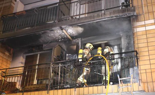 El incendio en el balcón Luis Fernández Gómez ha causado importantes daños en la fachada y en la vivienda.