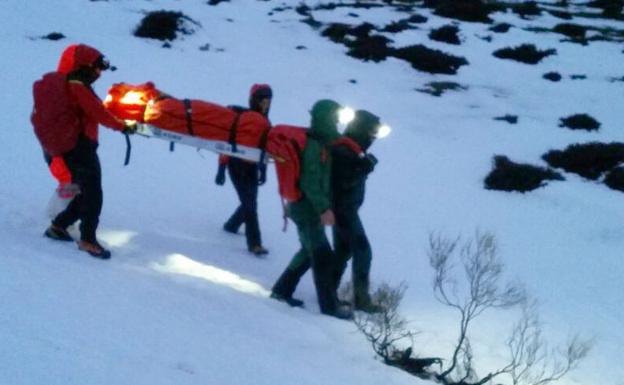 Los servicios de emergencias evacúan a la mujer herida en la cabeza. 