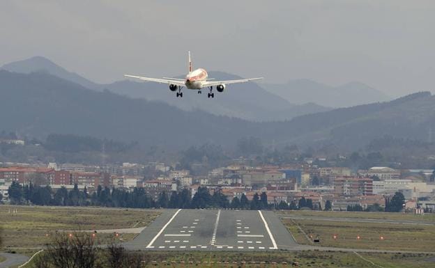 Gritos y vómitos en Loiu en un aterrizaje frustrado por el viento en Nochevieja 