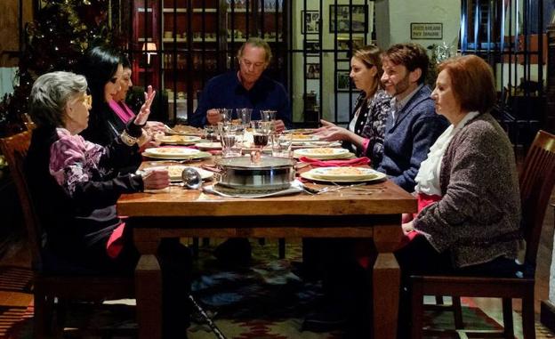 Bertín Osborne, en la mesa junto a Niña Pastori, Fernando Tejero, Alaska y las madres de todos ellos.