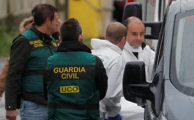 La Guardia Civil transporta los restos mortales de Diana Quer, hallada en una nave industrial en Rianxo.