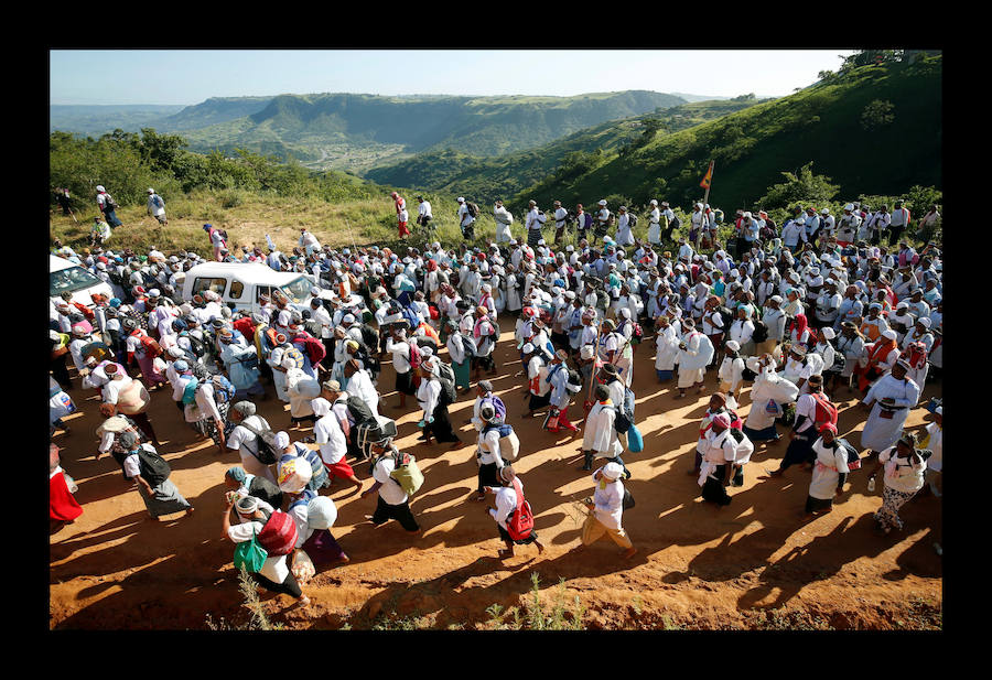 Miles de mujeres vestidas con trajes tradicionales caminan descalzas durante el peregrinaje anual de la Iglesia Bautista de Nazaret (Iglesia de Shembe) cerca de Durban, Sudáfrica. Cada año 20.000 seguidores de la Iglesia de Shembe se reúnen para caminar 50 kilómetros para llegar al monte sagrado para rezar y bailar. Su fundador, Isaya Shembe, afirmó haber sido abordado por el Espíritu Santo sobre la montaña sagrada de Nhlangagazi en Kwa Zulu Natal hace más de 100 años.