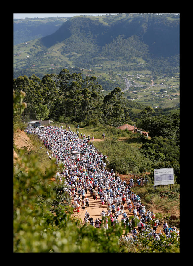 Miles de mujeres vestidas con trajes tradicionales caminan descalzas durante el peregrinaje anual de la Iglesia Bautista de Nazaret (Iglesia de Shembe) cerca de Durban, Sudáfrica. Cada año 20.000 seguidores de la Iglesia de Shembe se reúnen para caminar 50 kilómetros para llegar al monte sagrado para rezar y bailar. Su fundador, Isaya Shembe, afirmó haber sido abordado por el Espíritu Santo sobre la montaña sagrada de Nhlangagazi en Kwa Zulu Natal hace más de 100 años.