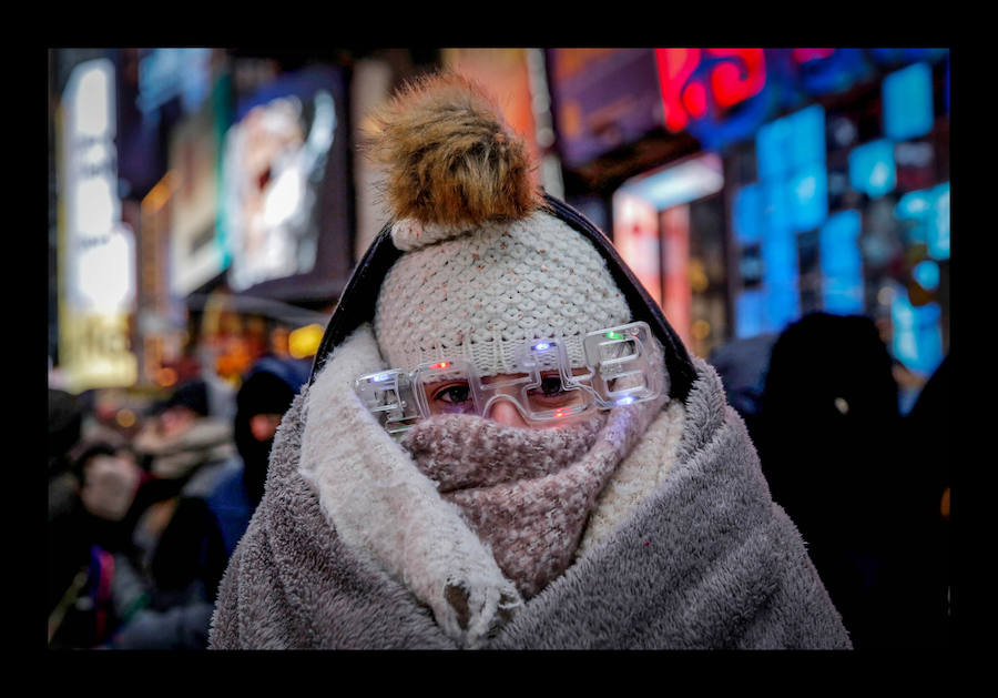 Hay miles de vuelos cancelados, las escuelas permanecen cerradas y el Senado ha suspendido sus votaciones para el resto de la semana. Además 12 personas han perdido la vida a causa de frio.