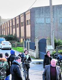 Imagen secundaria 2 - 1. Guardias civiles custodian la vivienda del asesino confeso en Rianxo, enfocada por las cámaras y focos de televisión. 2 Una grúa se lleva a dependencias policiales el coche en el que José Enrique Abuín trasladó a Diana Quer tras raptarla y en cuyo maletero trató de introducir a su nueva víctima, que pudo escapar. 3. Periodistas y curiosos ante el pabellón industrial de Rianxo donde fue encontrado el cuerpo de la joven asesinada.