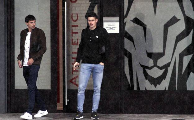 Kepa Arrizabalaga salió ayer de las instalaciones de Lezama junto a Ander Iturraspe sin haber entrenado en el exterior.