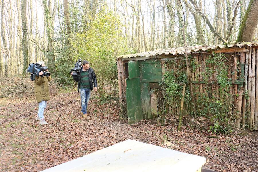 Efectivos de la Ertzaintza peinan hoy la zona del embalse donde fue visto Jon por última vez