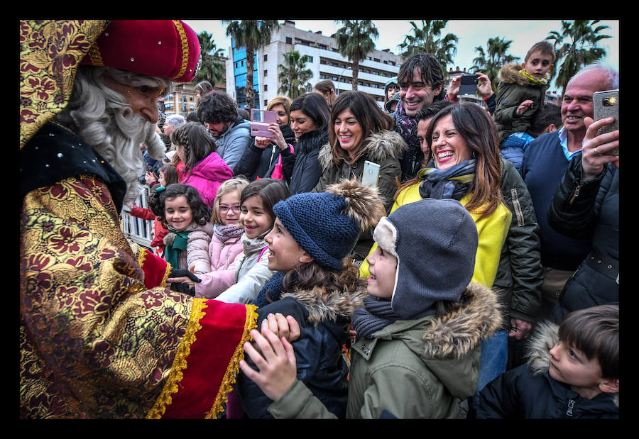 Sus Majestades de Oriente a también se han acercado a Santurtzi, donde han llegado en barco.