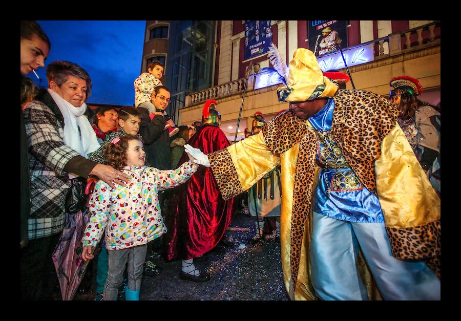 En Basauri los más pequeños también han disfrutado del desfile mágico que recorre las calles cada 5 de enero.