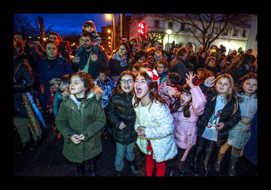 En Basauri los más pequeños también han disfrutado del desfile mágico que recorre las calles cada 5 de enero.