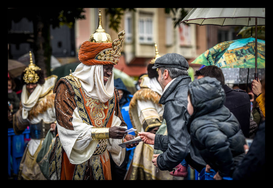 Los niños disfrutan de la llegada de los Reyes Magos a Barakaldo.