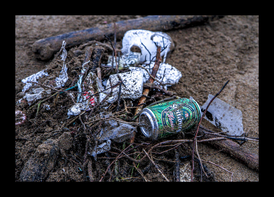 Hasta 1.500 toneladas de basura se recogen al año. Las fuertes lluvias llevan los residuos de los ríos al mar, donde los técnicos forales trabajan también en invierno