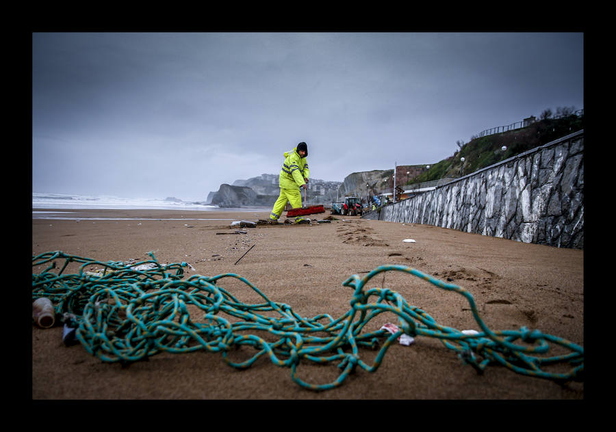 Hasta 1.500 toneladas de basura se recogen al año. Las fuertes lluvias llevan los residuos de los ríos al mar, donde los técnicos forales trabajan también en invierno