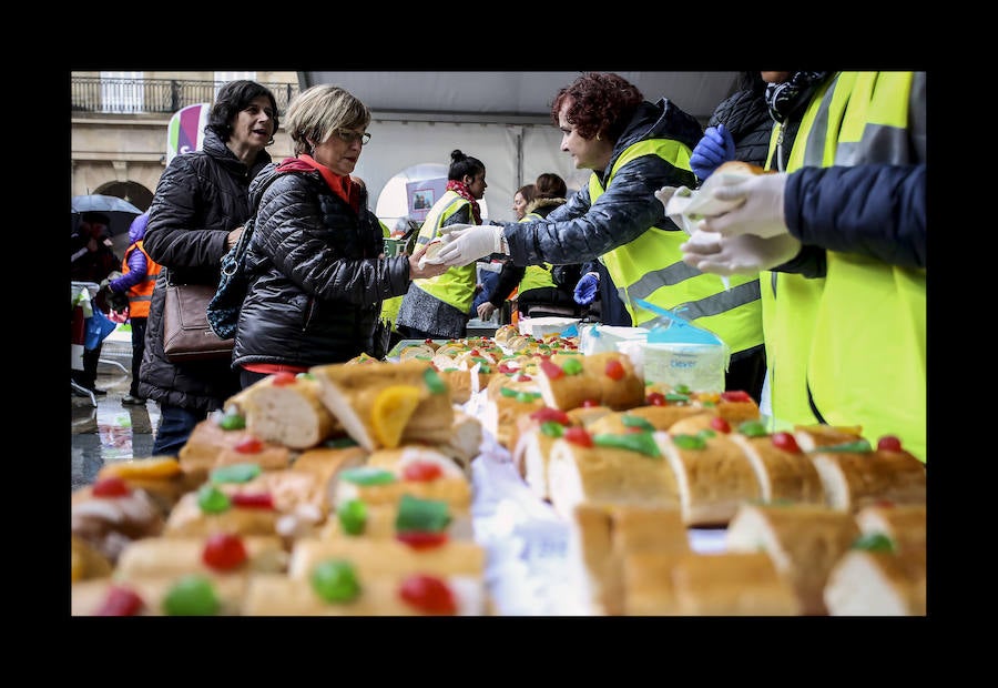 La Plaza Nueva se empacha con 500 kilos de Roscón Solidario