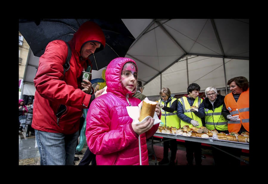 La Plaza Nueva se empacha con 500 kilos de Roscón Solidario