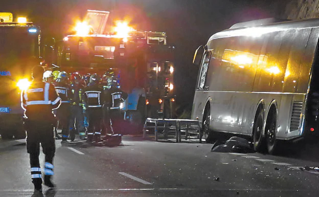 Los bomberos junto al autobús y la motocicleta.