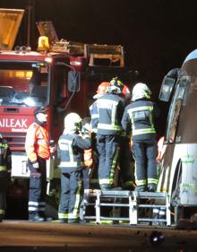 Imagen secundaria 2 - Los bomberos y servicios de emegencia en el lugar del accidente.