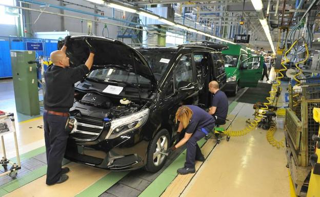 Operarios de la planta de Mercedes-Vitoria trabajan en la cadena de montaje del monovolumen Clase V.