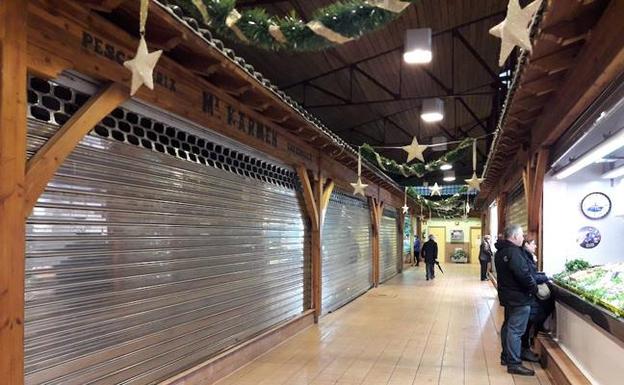 Aspecto desangelado que muestra la plaza del mercado de abastos de Durango tras el cierre de una docena de puestos. 