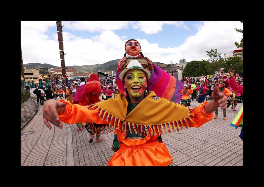 Los juerguistas participan en el desfile de "Canto a la Tierra", durante el Carnaval de Negros y Blancos en Pasto, Colombia, la fiesta más grande en la región suroccidental del país. Más de 10.000 personas entre artistas, artesanos y juerguistas participan en el Carnaval de Blancos y Negros, que tiene su origen en la mezcla de las múltiples expresiones culturales andinas, amazónicas y del Pacífico. Se celebra cada año del 2 al 6 de enero en la ciudad de Pasto y es parte del Patrimonio Cultural Inmaterial de la Humanidad de la UNESCO desde 2009.