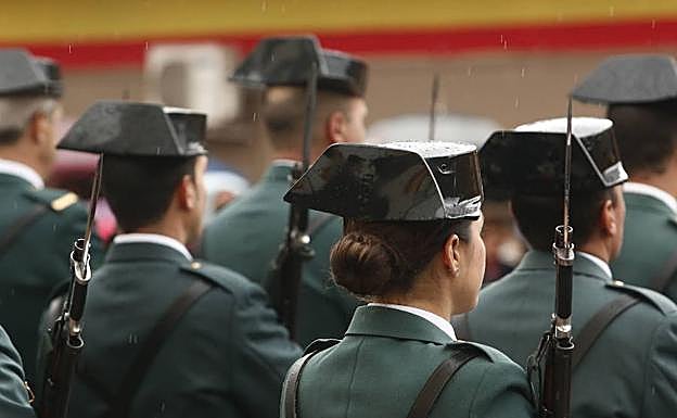 Desfile de la Guardia Civil en el Día del Pilar.