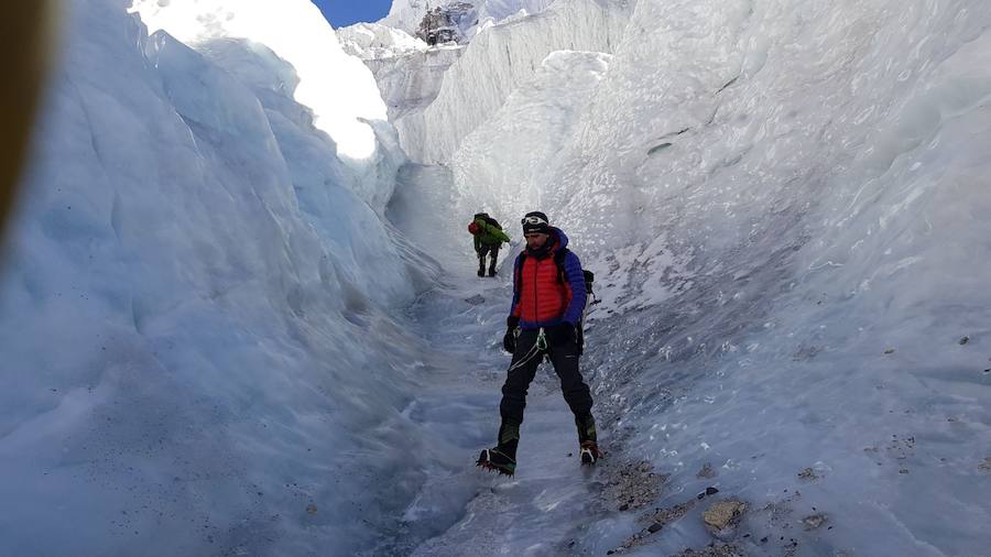 Alex Txikon  afronta el glaciar Khumbu en la vertiente nepali,  paso obligatorio hacia la cima  que se encuentra nada más salir del campo base. Es un caos de hielo, grietas y seracs en movimiento donde son habituales los desprendimientos